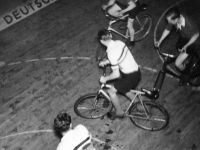 Radball-Spiel in der Radsporthalle, 1938