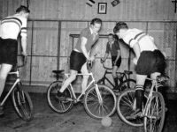 Radball-Spiel in der Radsporthalle, 1938